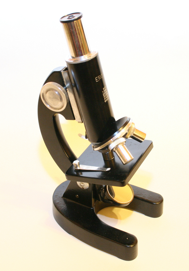 microscope-1197557-639x912