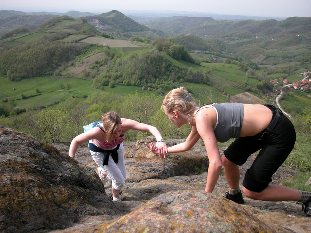 girls-climbing-1546859-640x480