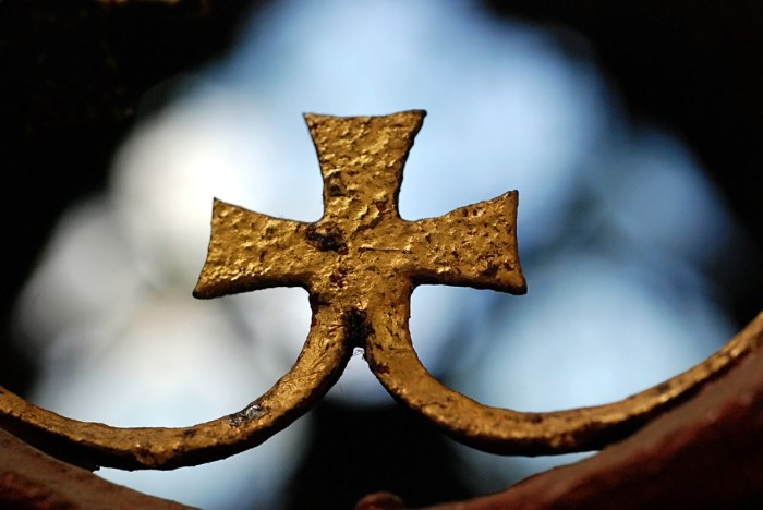 old-gilded-cross-1209801-1279x855