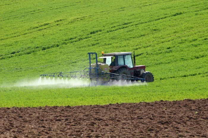 tractor-2-1375987-1279x852