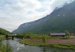 1024px-Spansdalen_(Lavangen)_mot_Fossbakken