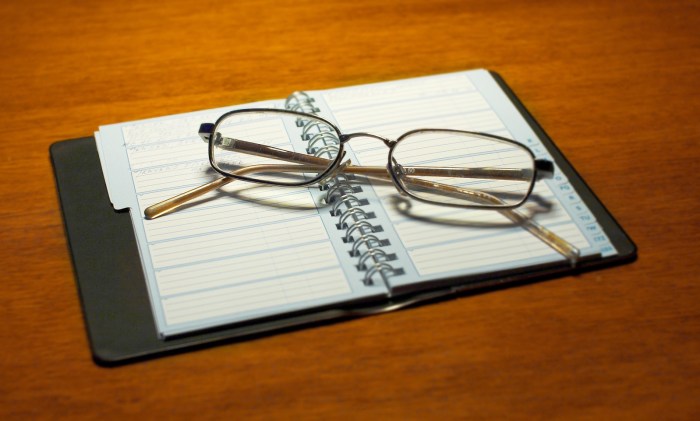 glasses-on-calendar-1552635-1598x961